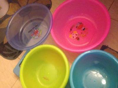 銀川金鳳正源北街 成套二手塑料盆與洗衣板套組，經(jīng)濟(jì)實(shí)惠之選